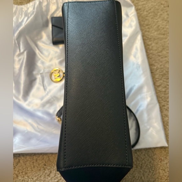 Michael Kors handbag with wallet bundle. Has dust jacket. - Picture 4 of 4